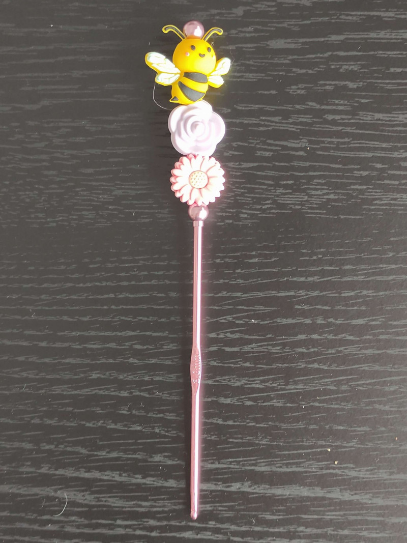 Decorated 3mm crochet hook - Bee
